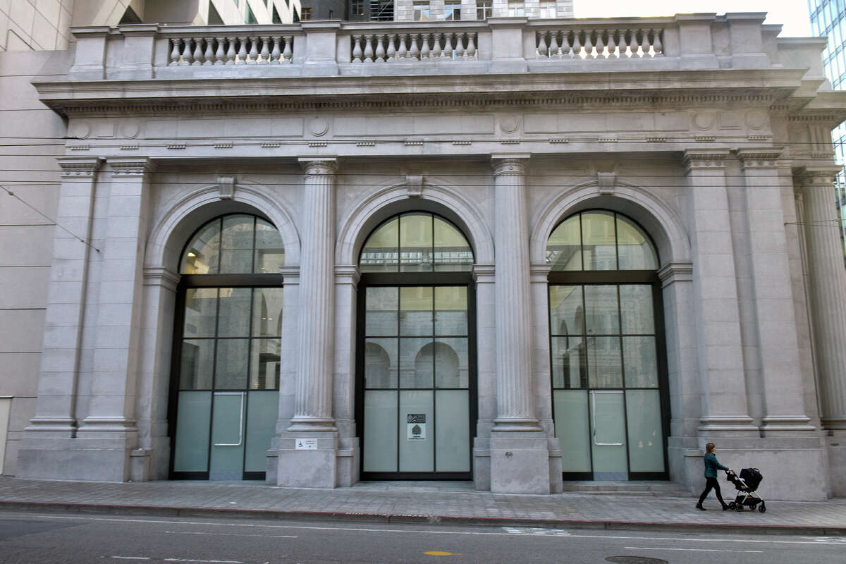El POPOS (espacio abierto público de propiedad privada) en One Sansome se encuentra en el atrio del antiguo edificio del London-Paris Bank. En la actualidad, el espacio permanece cerrado al público. 