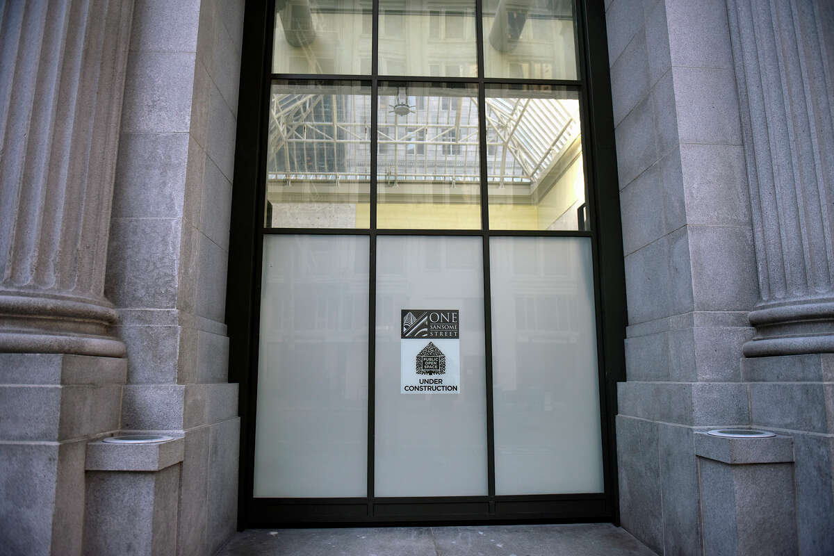Una vista exterior del POPOS (espacio abierto público de propiedad privada) en One Sansome en el centro de San Francisco, que ha estado cerrado al público desde la pandemia. 