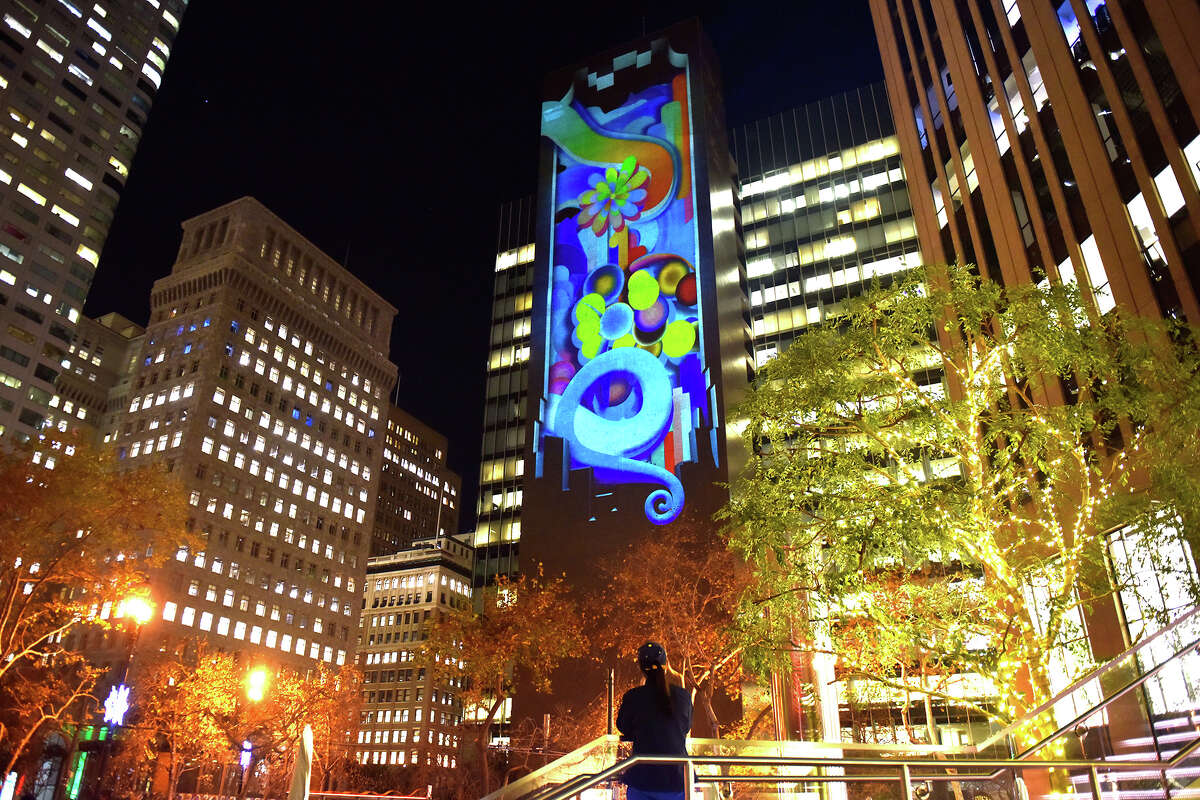 Proyecciones de luz adornan One Bush Plaza como parte de la instalación de arte Let's Glow SF. El programa de este año se extiende hasta el 11 de diciembre en lugares específicos del centro.