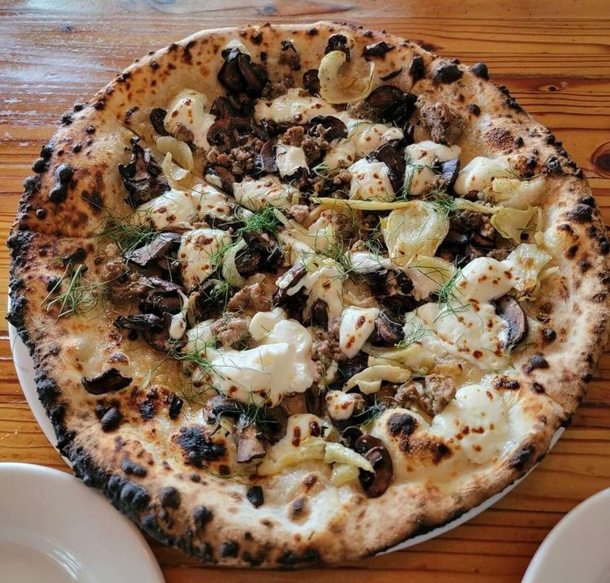 Una de las muchas pizzas en el menú de The Forge en Jack London Square en Oakland. La pizza GOAT contiene aceite de ajo, hinojo asado, champiñón, salchicha, mozzarella, queso de cabra y aceite de trufa.