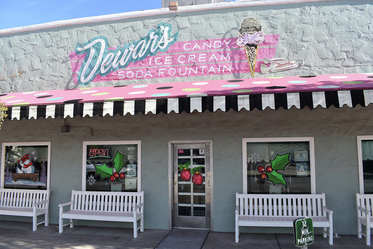El exterior de la tienda de dulces Dewar's original en el centro de Bakersfield, 8 de diciembre de 2022.