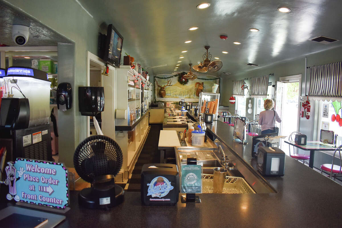 Dewar's Candy Shop también hace su propio helado, y su fuente de soda ha sido un favorito de Bakersfield desde 1930. 