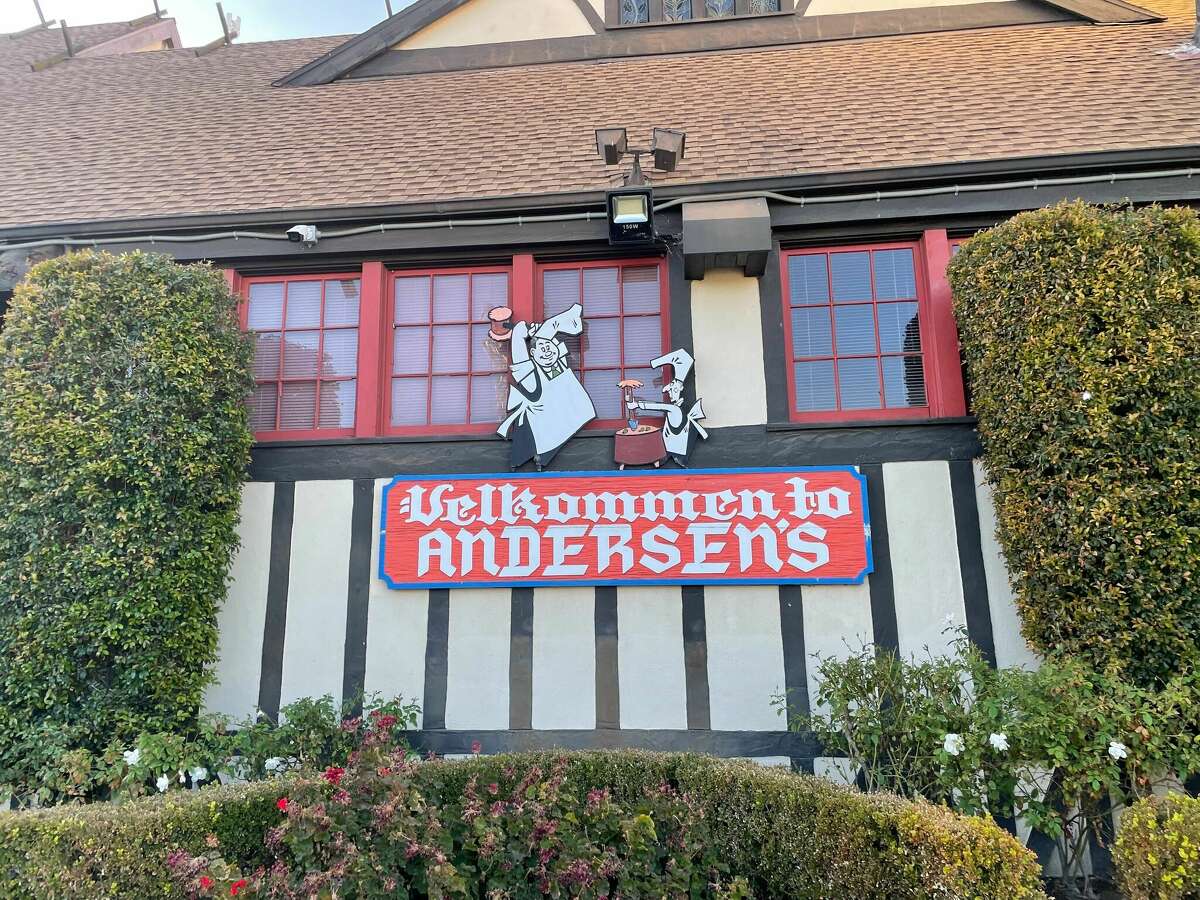 Un letrero da la bienvenida a los visitantes al restaurante Pea Soup Andersen en Santa Nella, California.