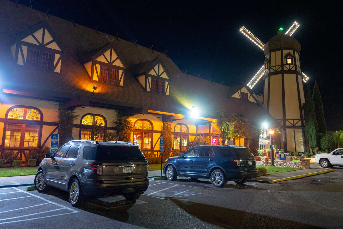 El icónico molino de viento es visible de noche en Pea Soup Andersen's en Santa Nella, California. 