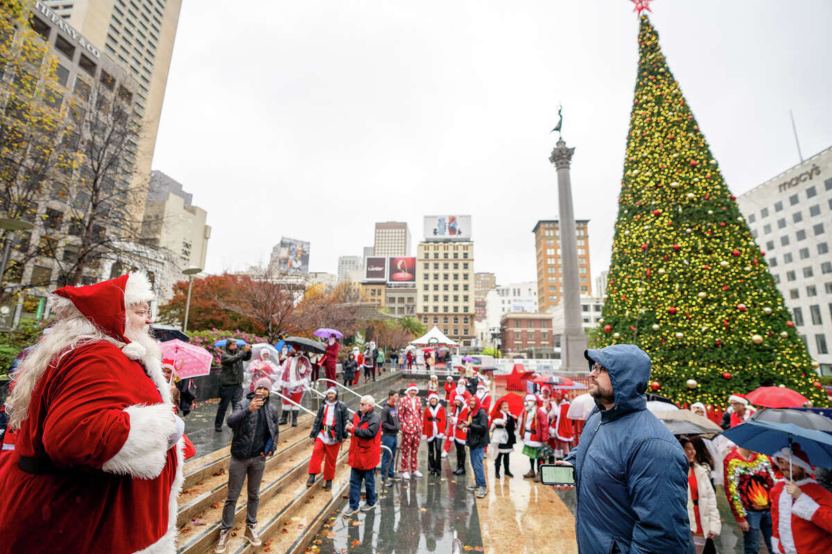 Santa se dirige a la multitud de asistentes a la reunión de Santa y la colecta de juguetes durante la SantaCon 2022 en San Francisco, el sábado 10 de diciembre de 2022. 