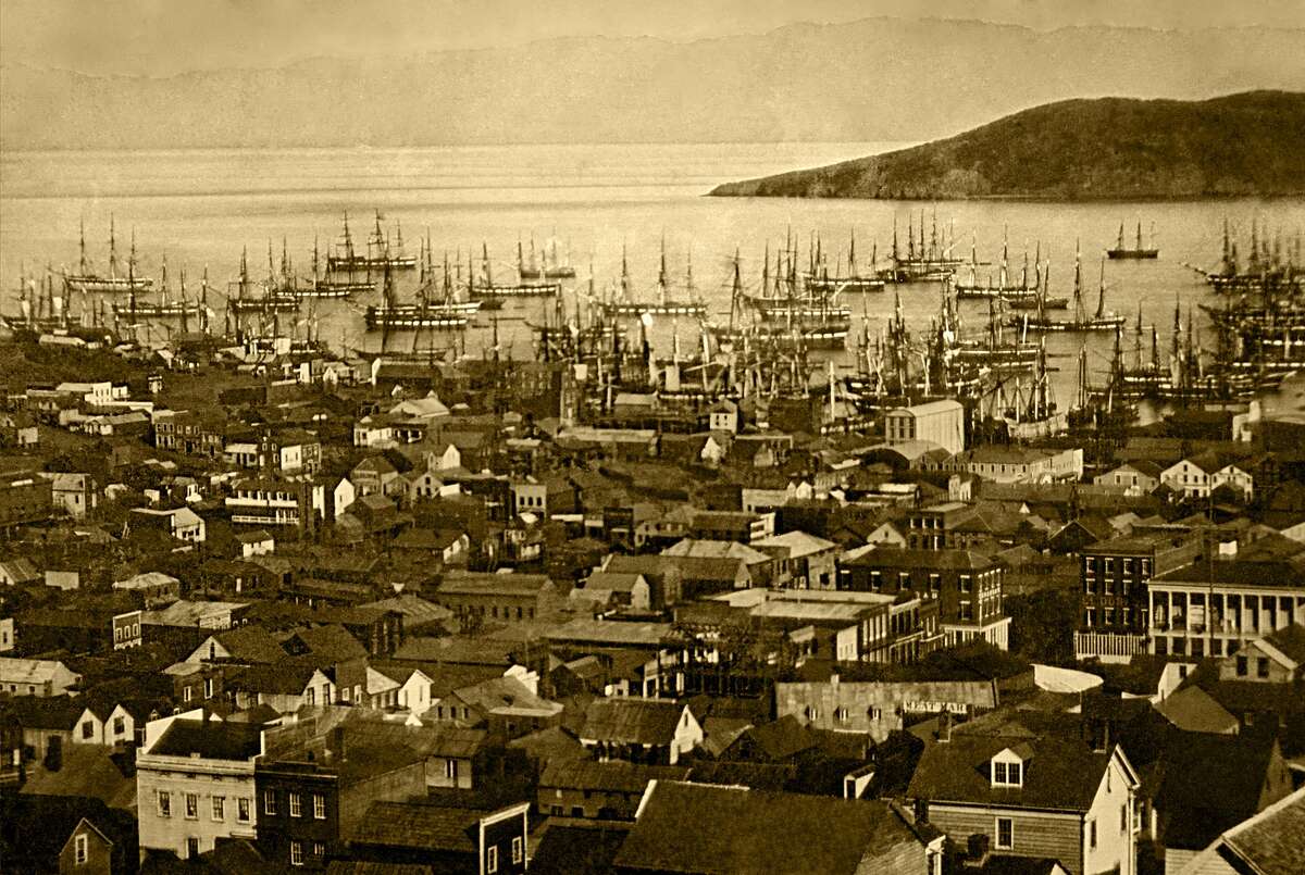 Esta foto del puerto de San Francisco en 1851 muestra la antigua costa de la ensenada Yerba Buena, que corría detrás de Montgomery Street. Para 1870, la cala se rellenó, lo que le dio a la ciudad su nueva línea de flotación actual en la bahía. 
