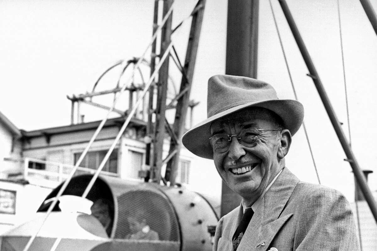 Un sonriente George K. Whitney, propietario del parque de atracciones Playland de San Francisco.