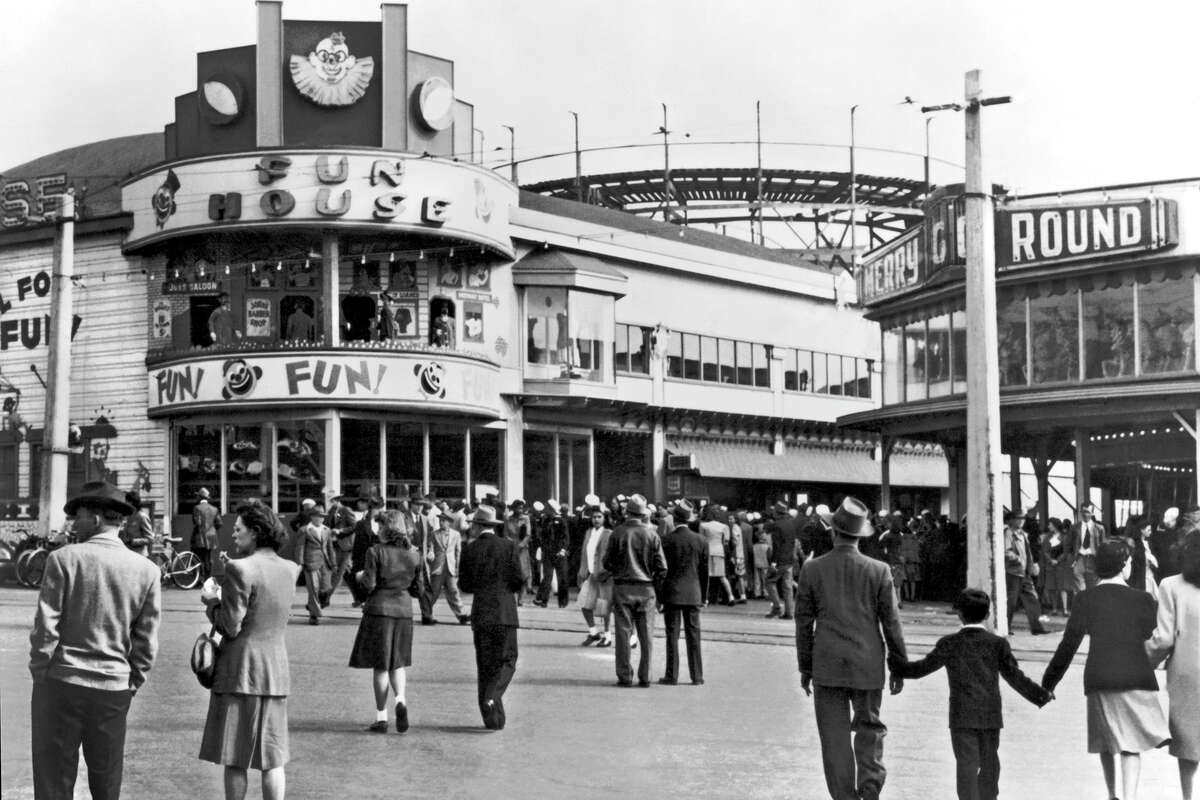 Personas en Playland en San Francisco, a fines de la década de 1930 o principios de la de 1940. 