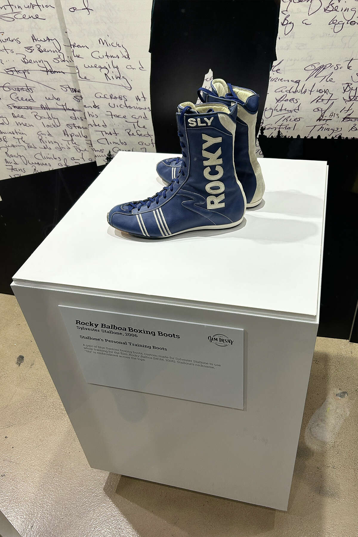 Los zapatos de boxeo de Rocky Balboa en exhibición como parte de la Colección Jim Irsay en el Auditorio Cívico Bill Graham en San Francisco, California, el 10 de diciembre de 2022.
