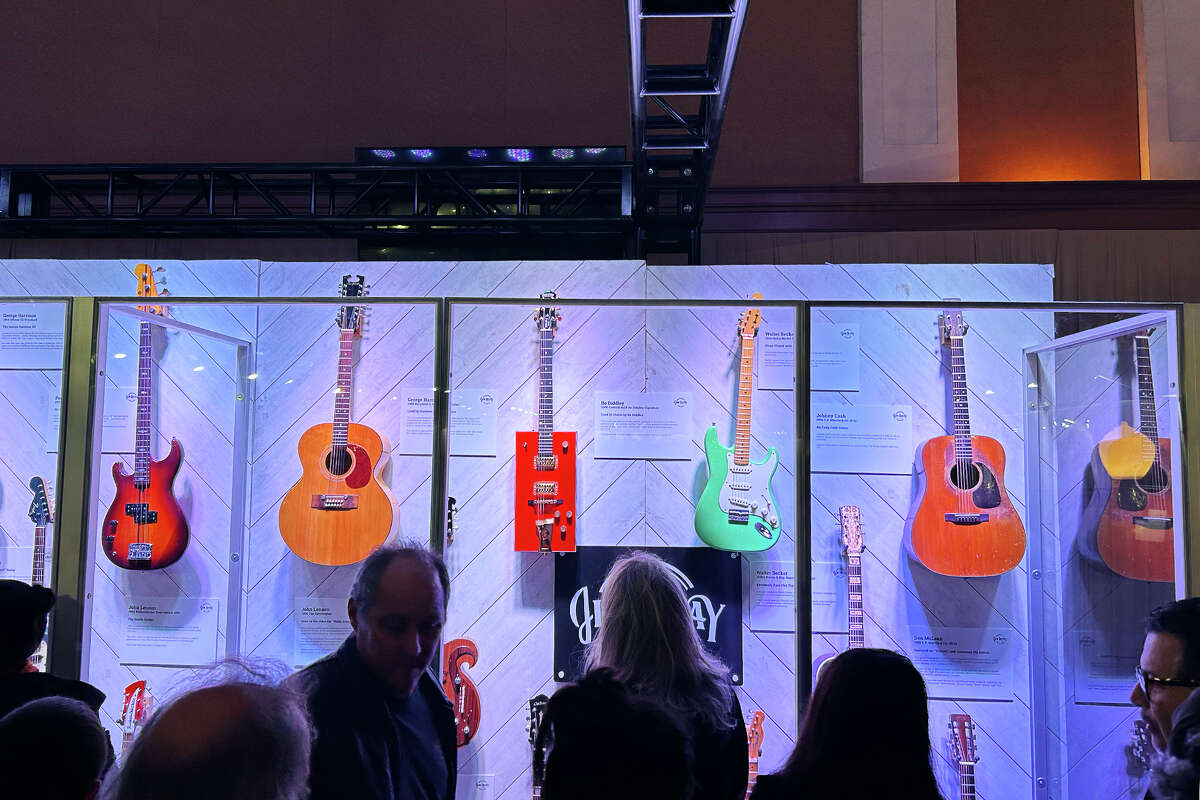 Guitarras que pertenecieron a músicos famosos en exhibición como parte de la Colección Jim Irsay en el Auditorio Cívico Bill Graham en San Francisco, el 10 de diciembre de 2022.