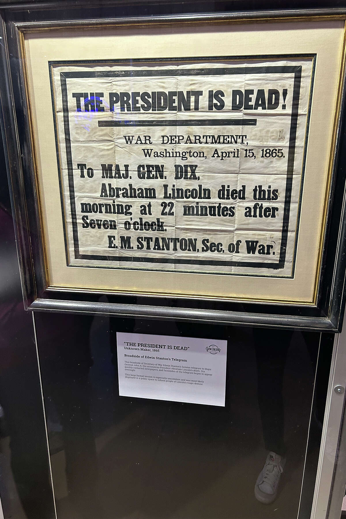 El telegrama de Edwin Stanton de que Abe Lincoln fue asesinado a tiros, en exhibición como parte de la Colección Jim Irsay en el Auditorio Cívico Bill Graham en San Francisco, el 10 de diciembre de 2022.