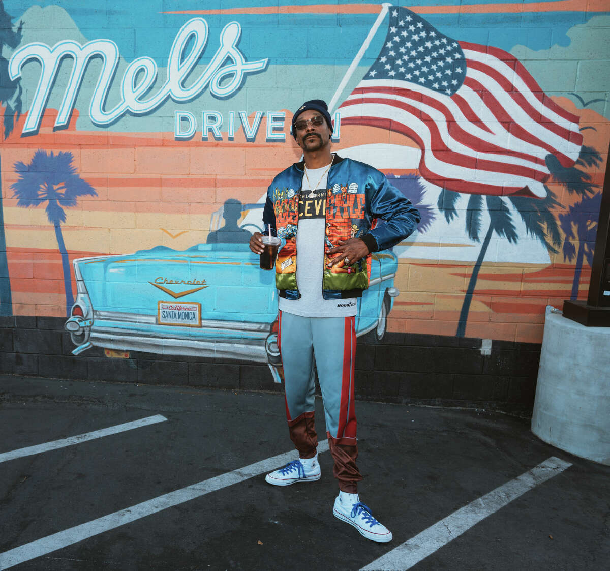 Snoop Dogg filmó recientemente un video musical en Mel's Drive-In en Los Ángeles.