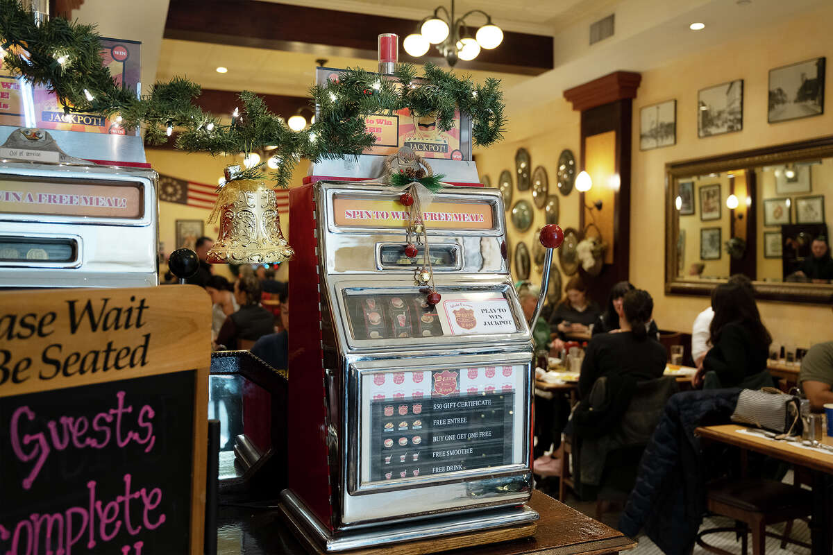 Máquina tragamonedas en Sears Fine Food en San Francisco CA. 13 de diciembre de 2022