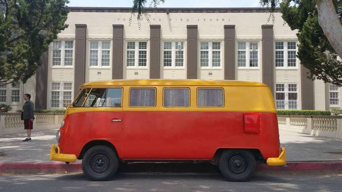 El autobús VW de "Fast Times at Ridgemont High" estacionado frente a la Escuela Secundaria Van Nuys, que reemplazó a la escuela secundaria en la película hace 40 años. 