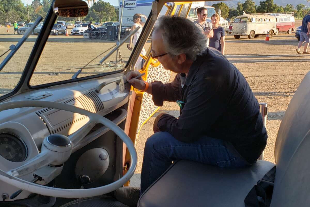 Robert Romanus, quien interpretó a Mike Damone en "Fast Times at Ridgemont High", autografia el tablero del autobús VW que aparece en la película. 