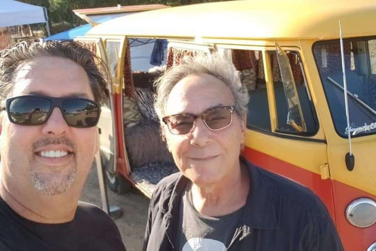 Robert Skinner y Robert Romanus, quienes interpretaron a Mike Damone en "Fast Times at Ridgemont High", posan frente al autobús VW de la película. 