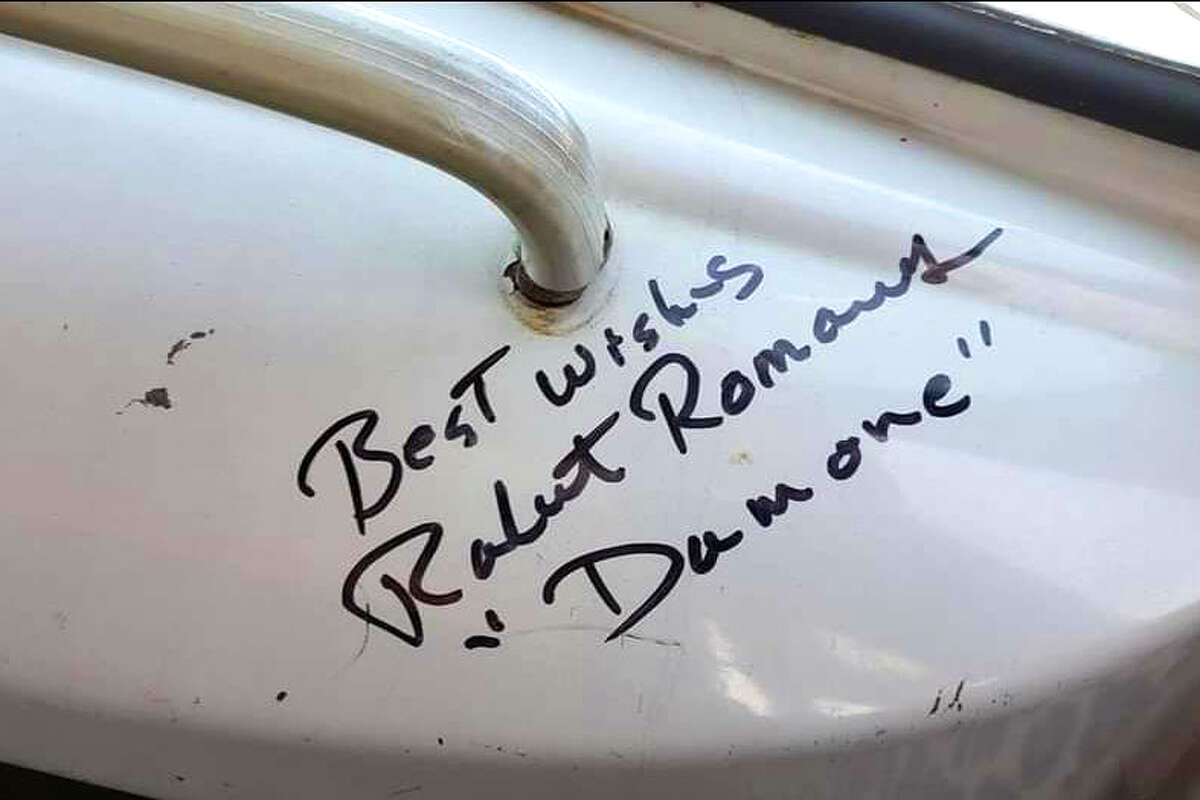 Robert Romanus, quien interpretó a Mike Damone en "Fast Times at Ridgemont High", autografió el tablero del autobús VW que aparece en la película. 
