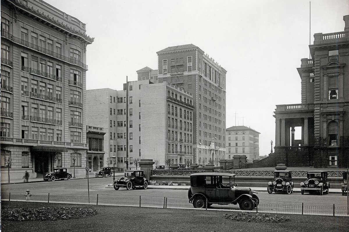 Una foto de época muestra el Hotel Huntington en el centro, elevándose por encima de los edificios vecinos. 
