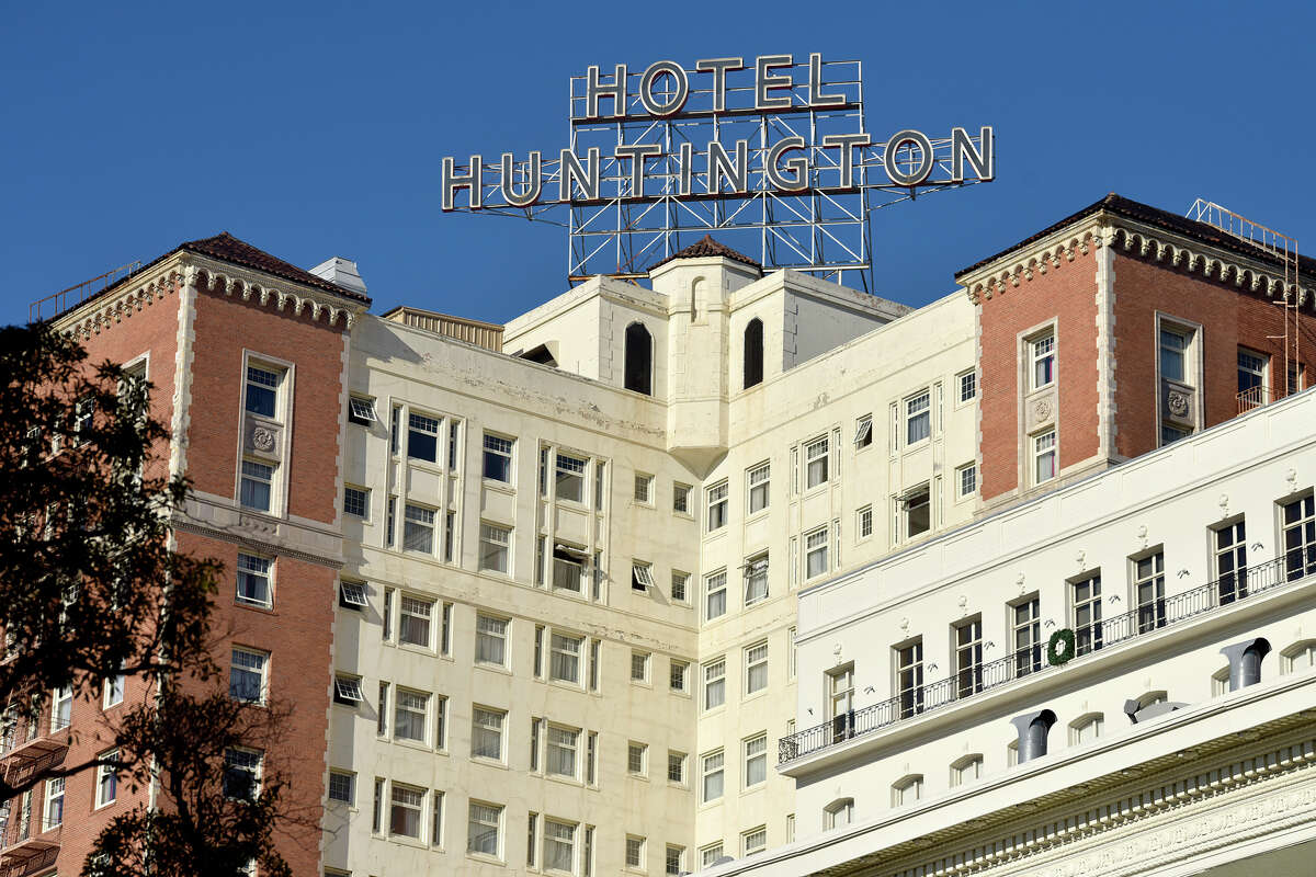 The Huntington Hotel está ubicado en lo alto de Nob Hill en la intersección de las calles California y Taylor.