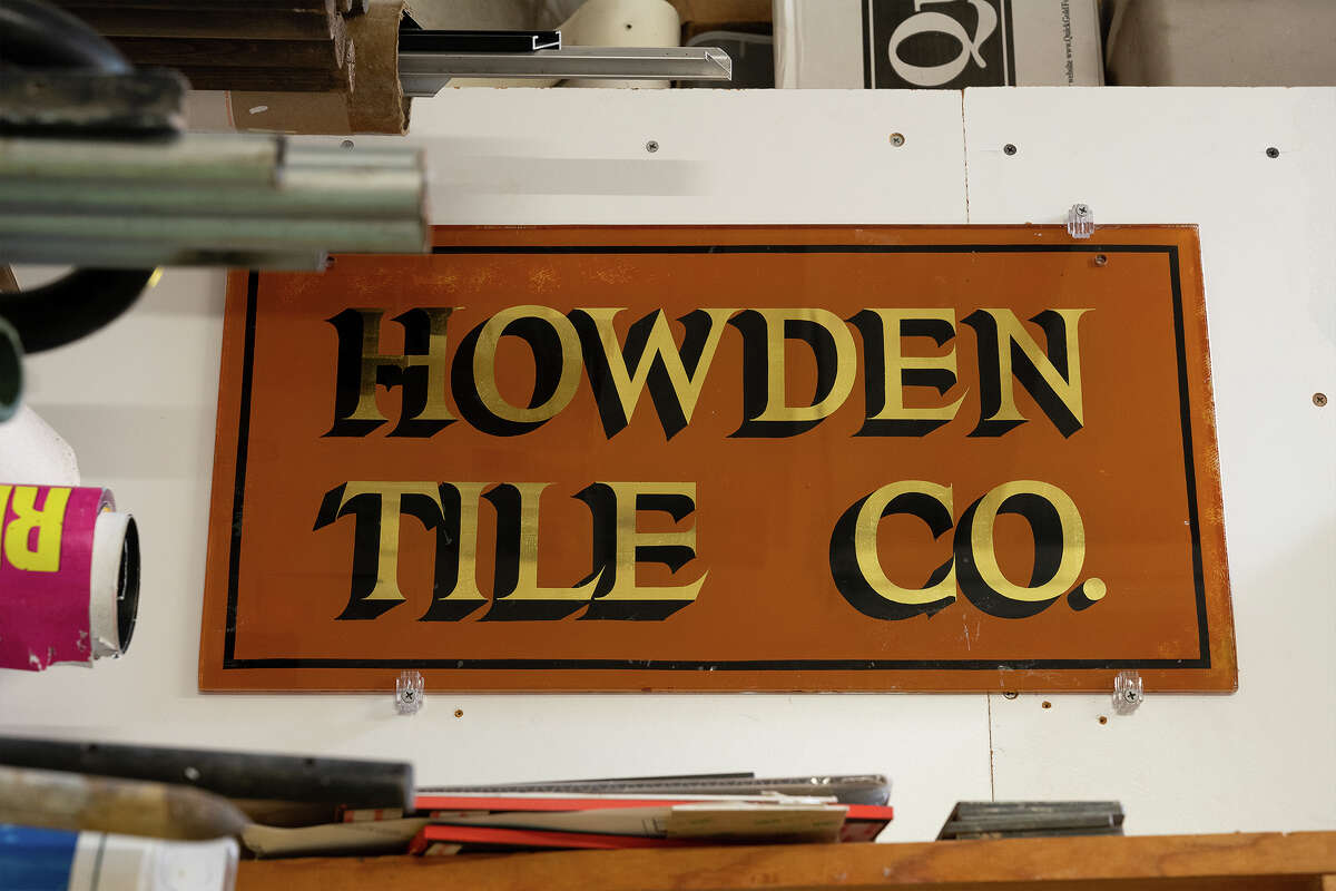 Un letrero en el estudio de Steve Vigeant que creó para Howden Tile Co. en Oakland CA. 12 de diciembre de 2022