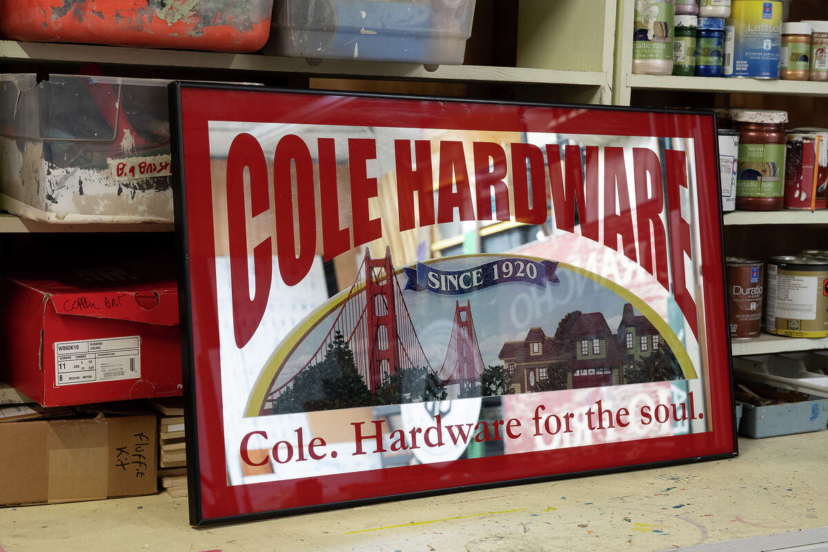 Un letrero que Steve Vigilant creó para Cole Hardware en su estudio en Oakland CA. 12 de diciembre de 2022