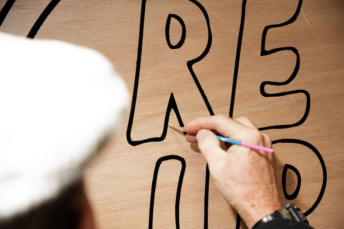Steve Vigeant trabajando en un letrero para Re-up Refill Shop en su estudio en Oakland CA. 12 de diciembre de 2022