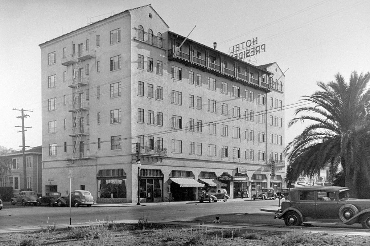 El histórico Hotel President de Palo Alto abrió sus puertas en 1930 y siguió siendo un hotel hasta 1968, cuando se convirtió en apartamentos. El edificio se ve aquí alrededor de la década de 1930. 