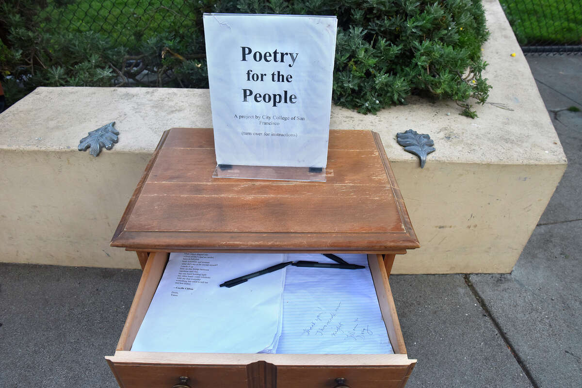 La mesita de noche Poetry for the People alienta a las personas a tomar y/o dejar un poema, como se vio en el Upper Noe Valley Recreation Center el 15 de diciembre.