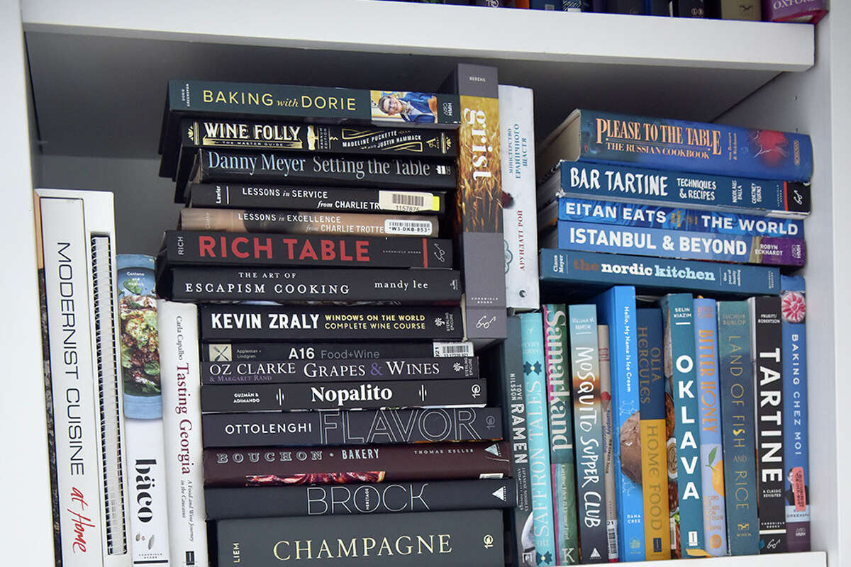 Algunos de los muchos libros de cocina dentro del apartamento de la chef Anna Voloshnya.
