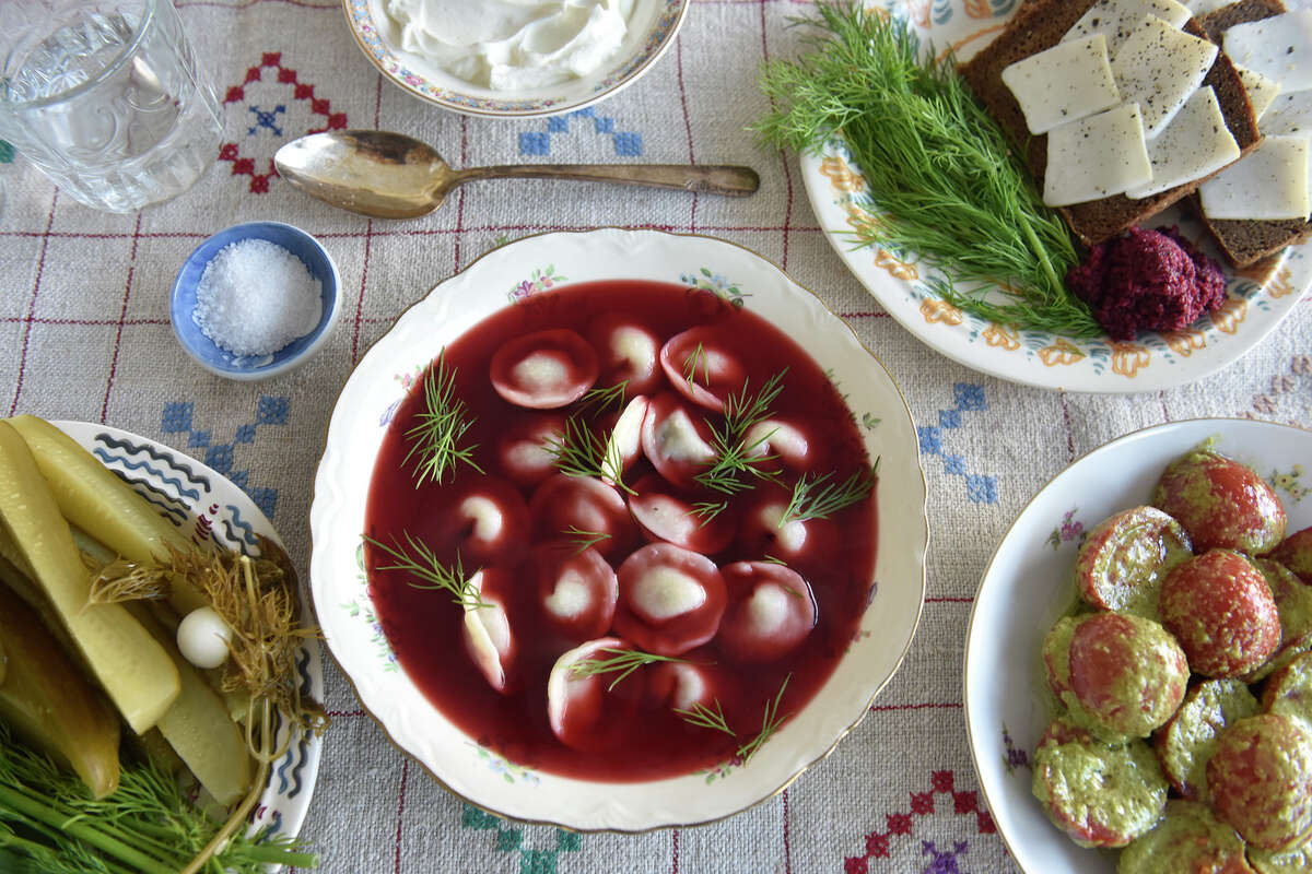 El borscht de Anna Voloshyna con albóndigas de champiñones está rodeado de platos de acompañamiento.