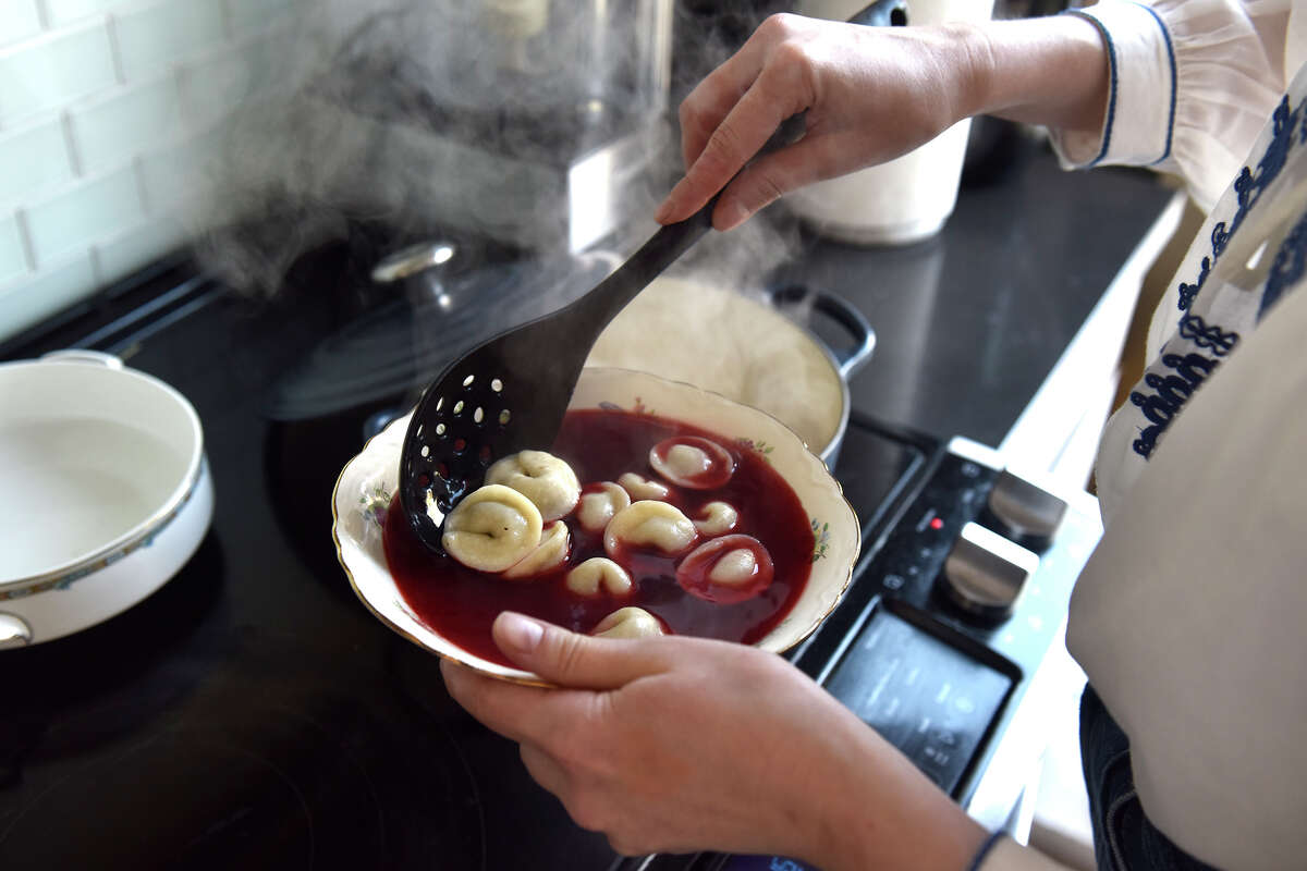 Albóndigas de champiñones en borscht de la chef Anna Voloshnya.