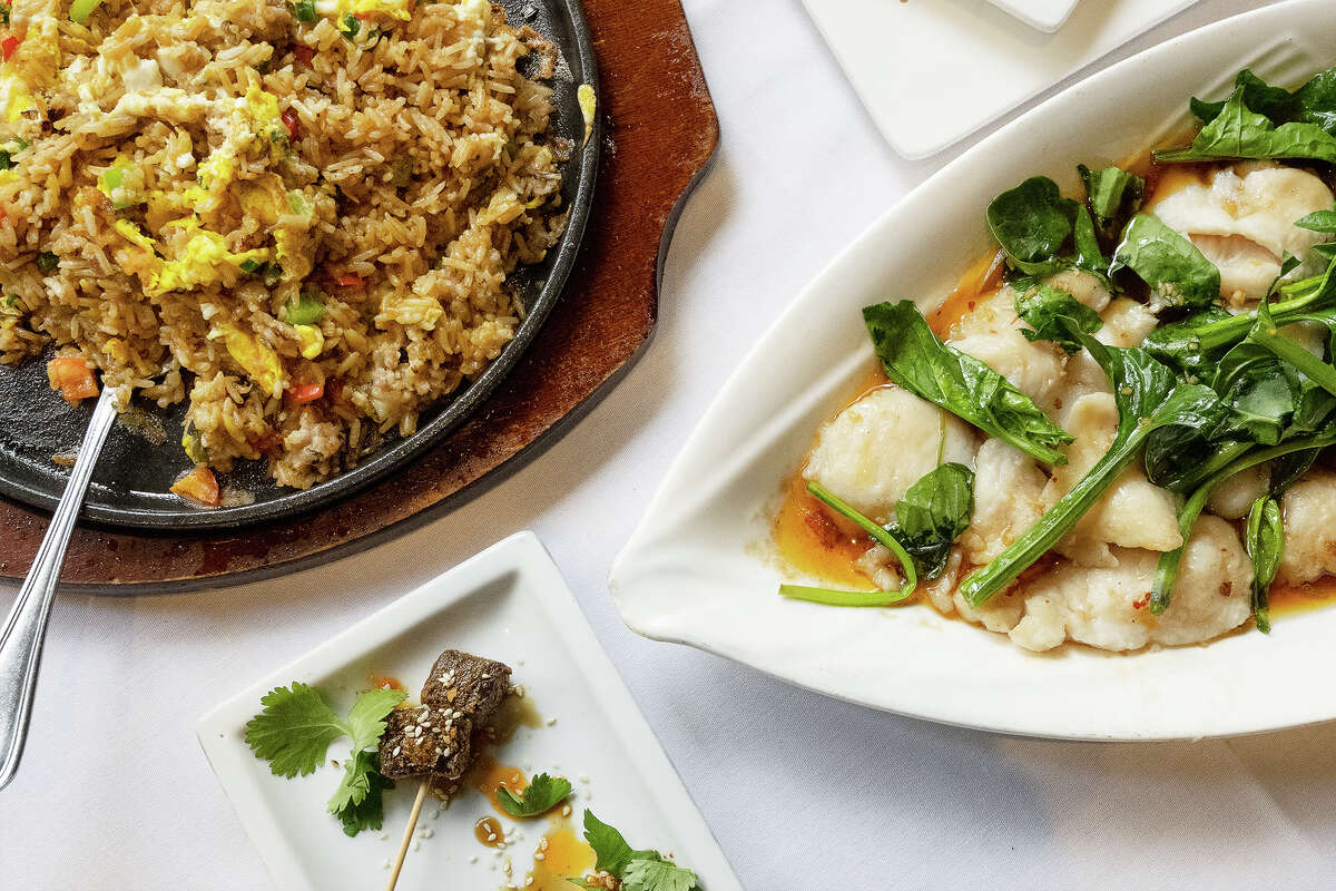 (Izquierda en el sentido de las agujas del reloj) House Sizzling Fried Rice, 5 Spice White fish y Crispy Honey Chili Short Rib en Fang en San Francisco CA. 6 de diciembre de 2022