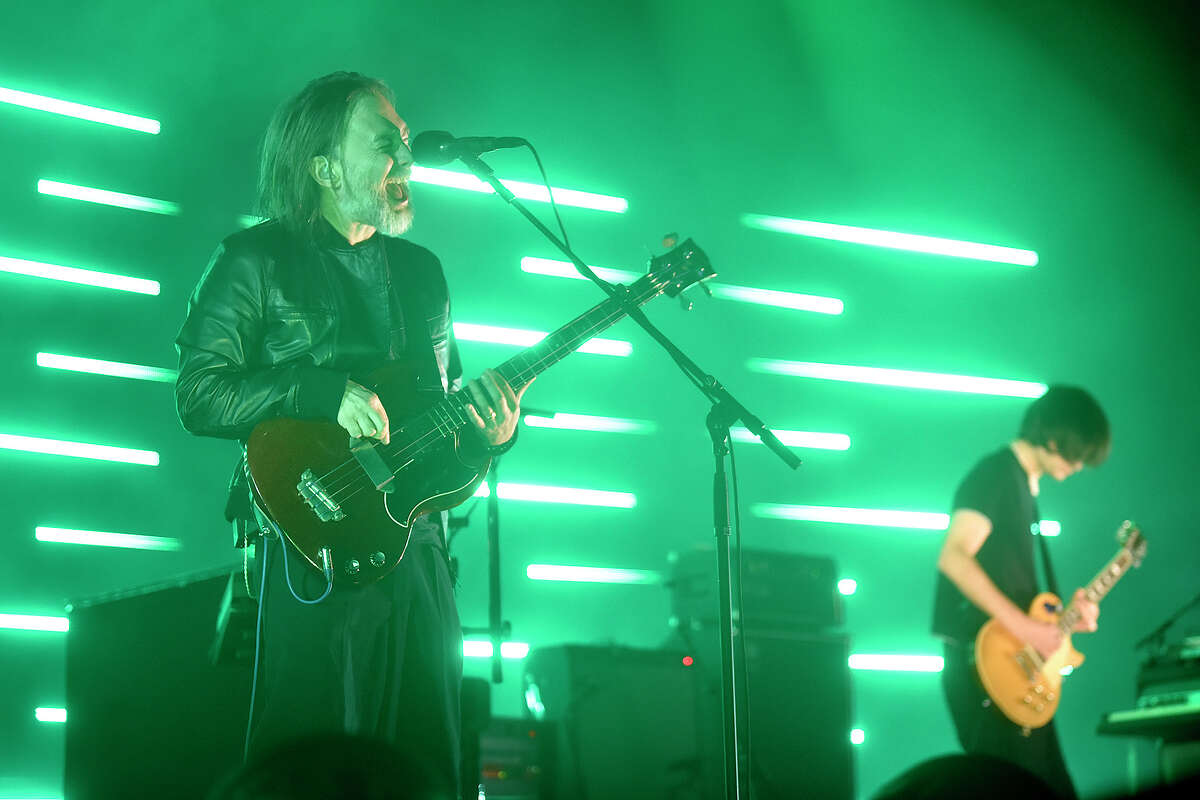 Thom Yorke, a la izquierda, se presenta con su compañero de banda de Radiohead, Jonny Greenwood, en su último atuendo, The Smile, en el Auditorio Cívico Bill Graham en San Francisco, el domingo 18 de diciembre de 2022.