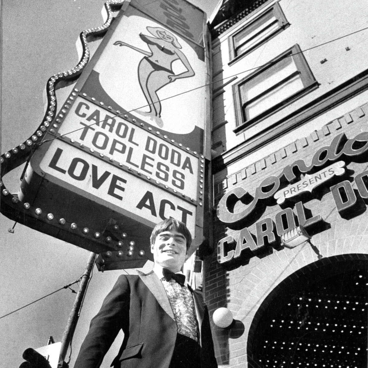 Un ladrador frente al club de striptease de Carol Doda en North Beach en San Francisco, el 24 de enero de 1982.