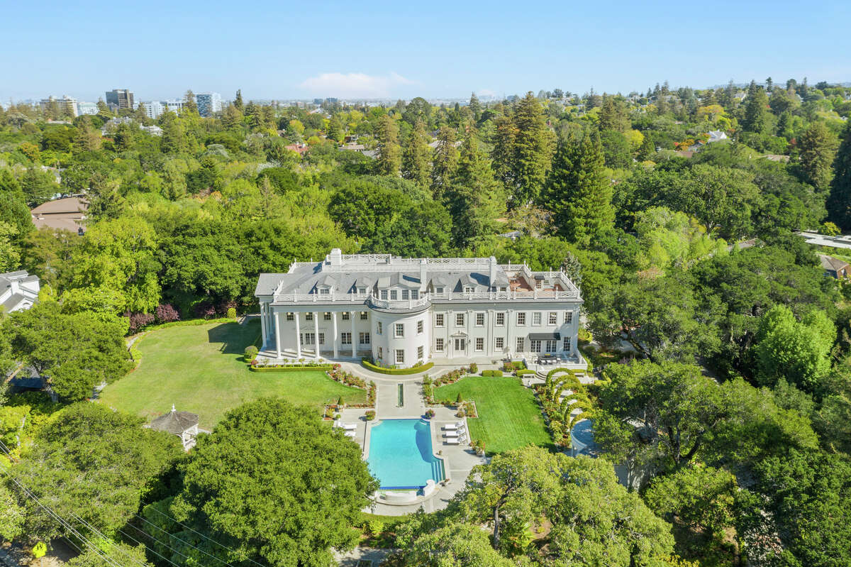 La "Casa Blanca del Oeste" en Hillsborough, California, se vendió en septiembre por $ 15 millones, $ 10 millones bajo pedido.