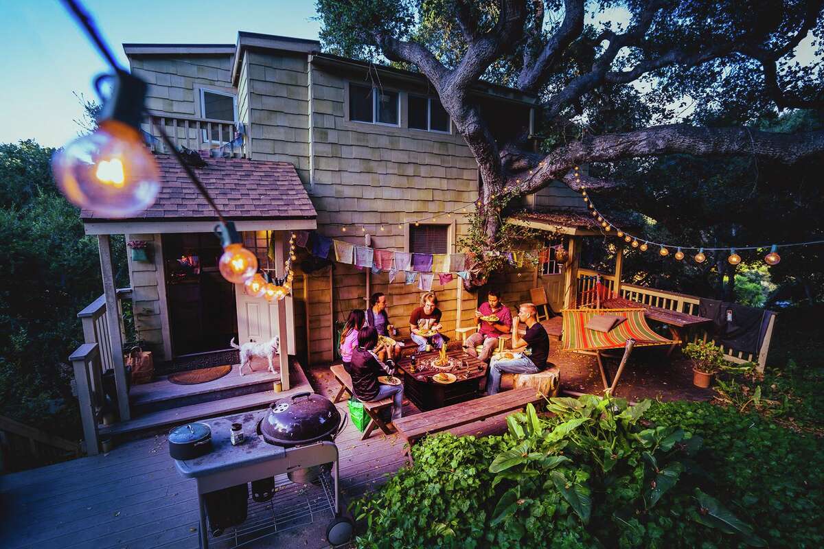 Una casa inusual de Pismo Beach que está envuelta alrededor de un roble todavía está en el mercado.