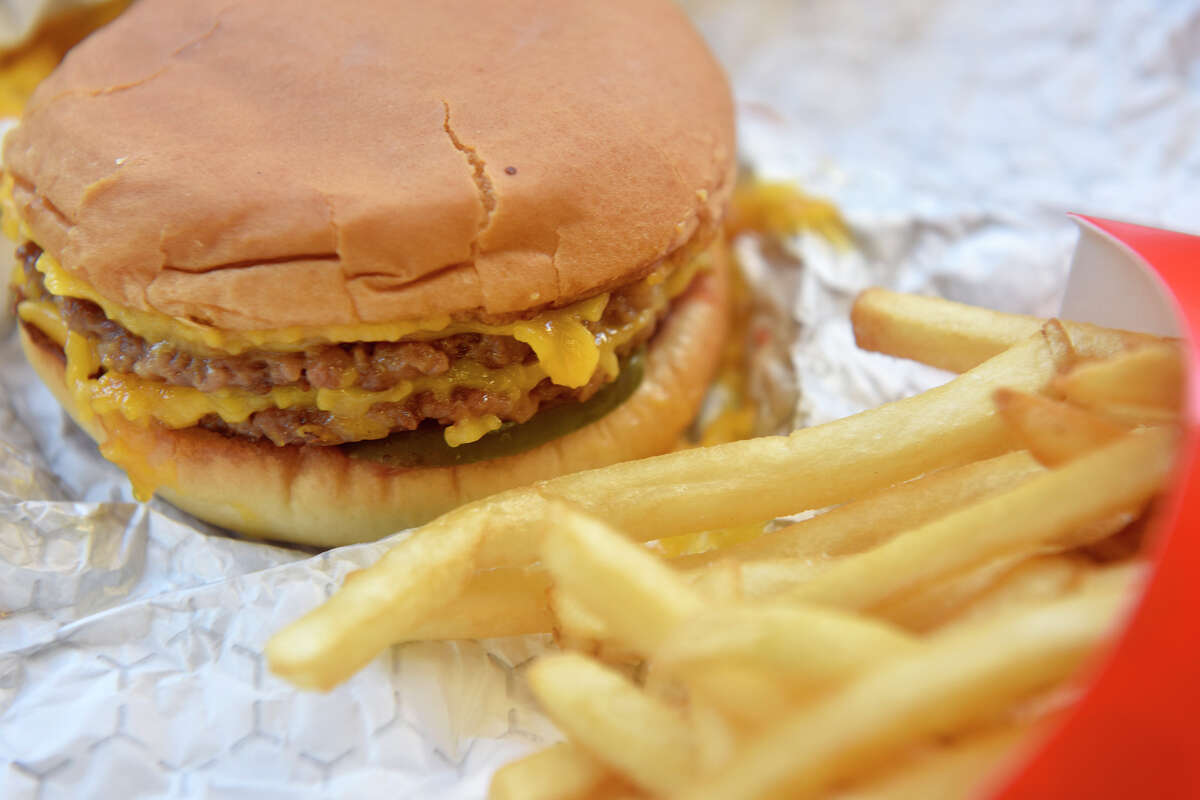 Una hamburguesa doble con queso a base de plantas de Mr. Charlie's con papas fritas. 