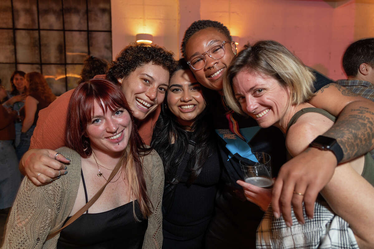 De izquierda a derecha, Vanessa Wagner, Janel Lloyd, Juli Valencia, Jordan Richardson y Jennifer Adams se reúnen en medio de una velada de Queer Speed ​​Dating, un evento especial en Oakland's Friends and Family el domingo 20 de noviembre de 2022.