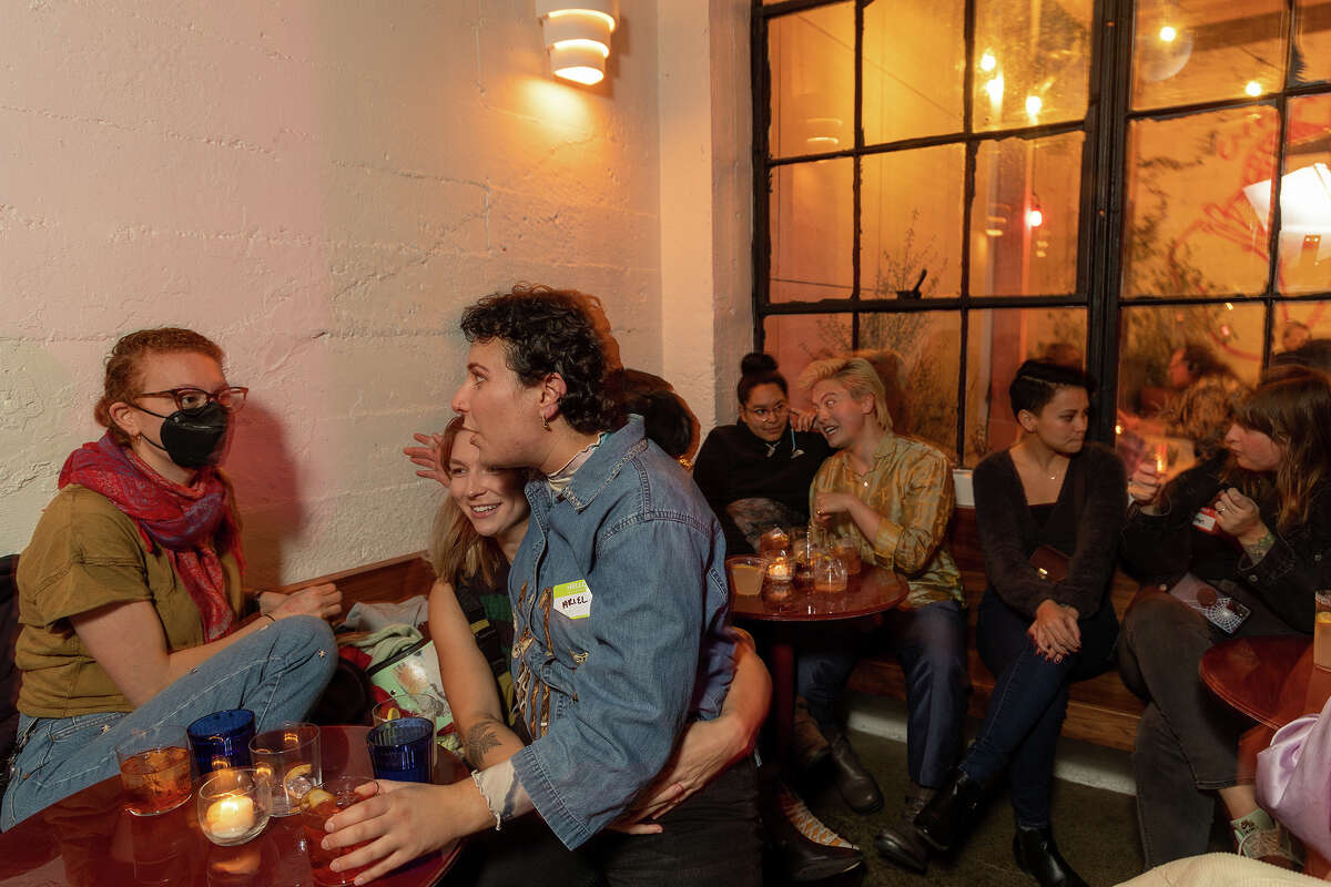 Los participantes se mezclan en Friends and Family's Queer Speed ​​Dating, un evento especial en el bar Uptown Oakland el domingo 20 de noviembre de 2022 por la noche.