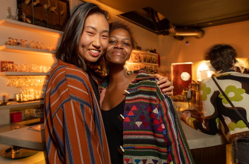  El bar de Oakland espera fomentar el amor con la caja de conexiones perdidas