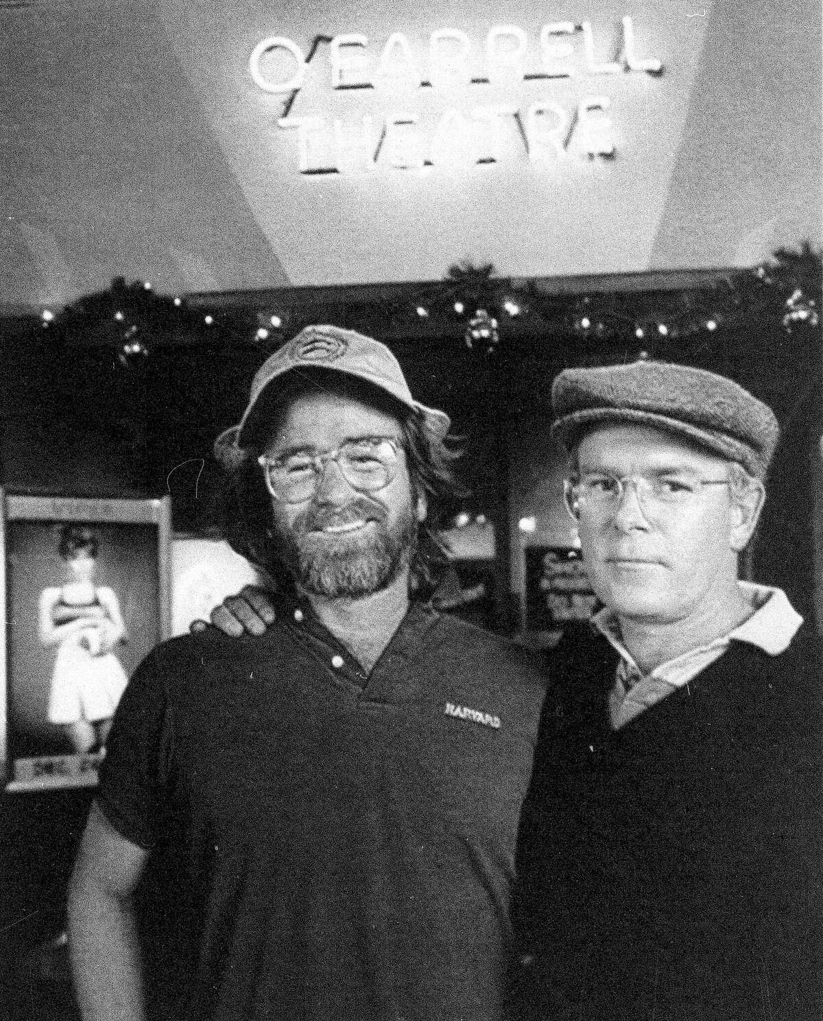 Artie Mitchell, a la izquierda, y su hermano Jim Mitchell posan para una fotografía en esta foto de archivo tomada en el Teatro O'Farrell en San Francisco, diciembre de 1989.
