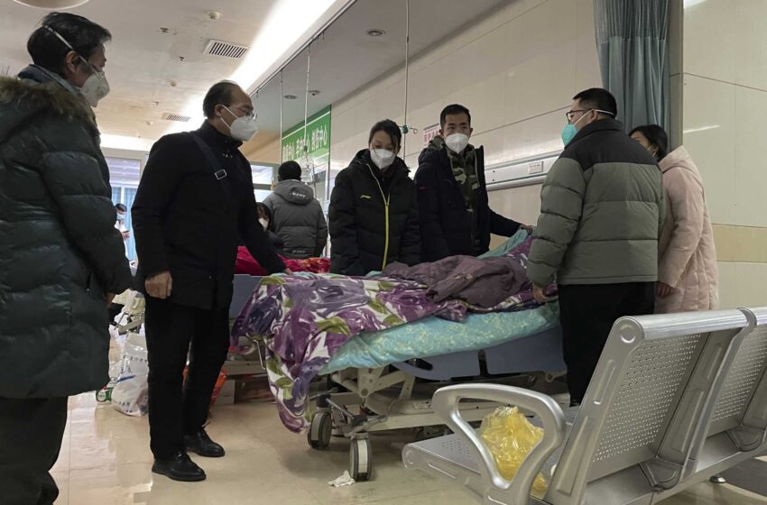  UCI llenas, crematorios abarrotados: COVID asola las ciudades chinas