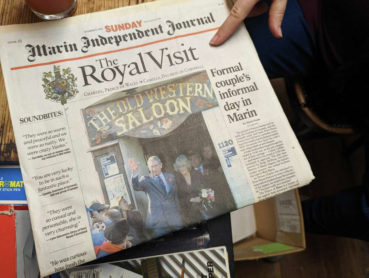Una copia del Marin Independent Journal de 2005, cuando el salón recibía al entonces príncipe Carlos y Camila, duquesa de Cornualles. 