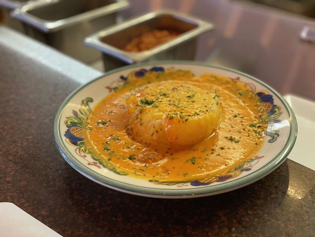 El pimiento dorado asado de Trattoria Contadina está relleno con tres quesos y es un favorito de los clientes desde hace mucho tiempo en North Beach.