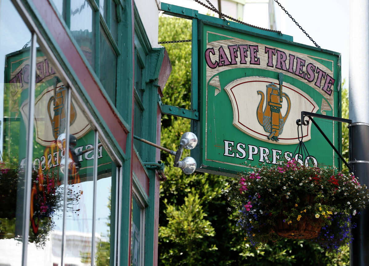 Caffe Trieste en la esquina de Vallejo Street y Grant Avenue.