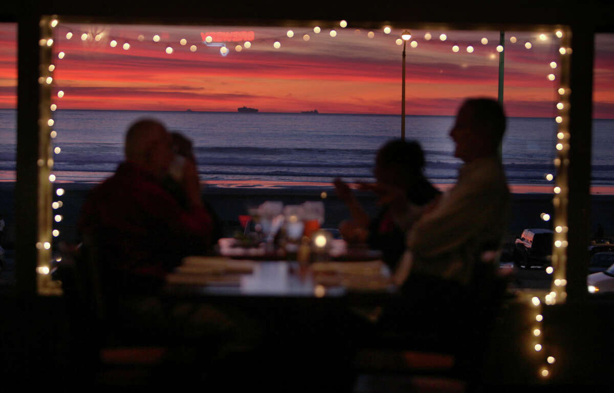 Los clientes observan la puesta de sol en el Beach Chalet en diciembre de 2011.