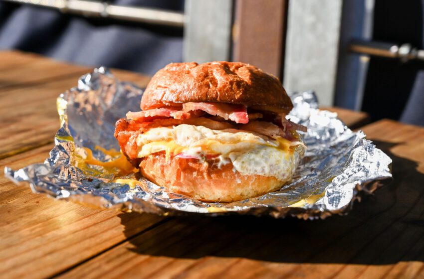  El restaurante de Oakland hace suyo el sándwich de desayuno de Nueva York
