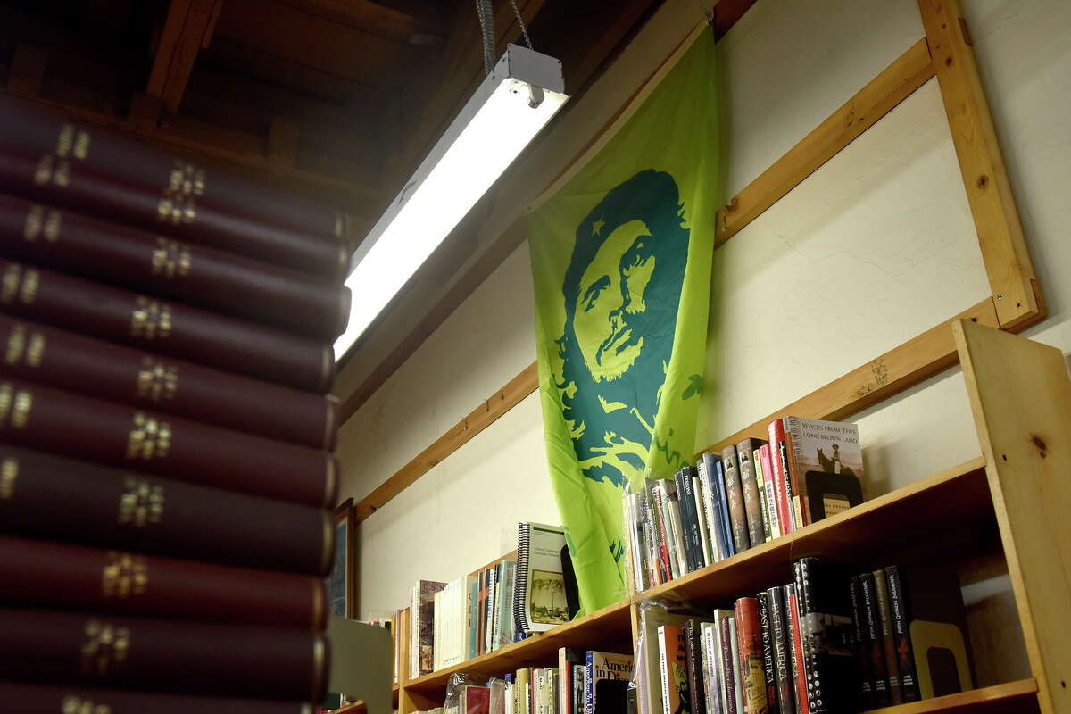 Una bandera del Che Guevara cuelga sobre una de las muchas estanterías dentro de Bolerium Books, en 2141 Mission St., San Francisco. 