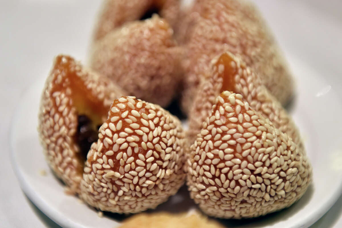 Bolas de sésamo rellenas con pasta de frijol rojo, en Yank Sing, en San Francisco.