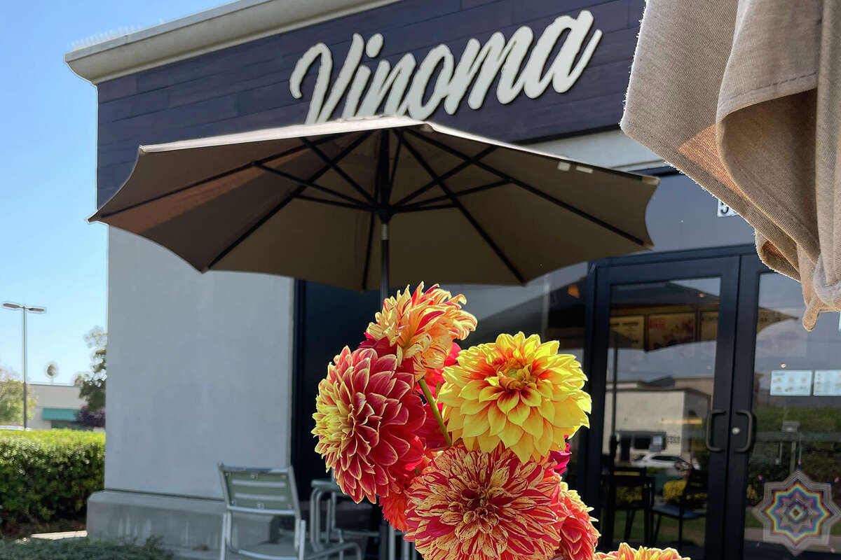 Vinoma de Rohnert Park es un restaurante argentino ubicado en una gasolinera Shell. El propietario Brian Corrigan agrega flores de su casa a cada pedido para llevar. 